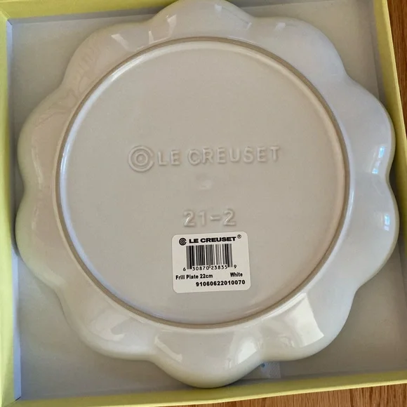 Le Creuset Ivory Scalloped Frill Plate - Picture 2 of 3